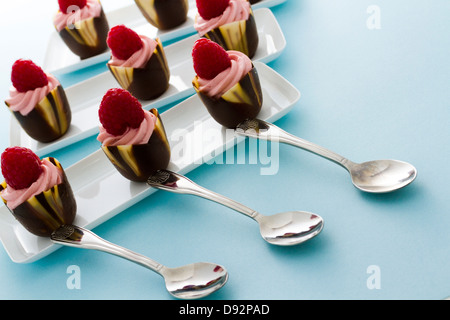 Kleine Schokolade Reaspherry Tulpe Tassen an Dessert-Bar. Stockfoto