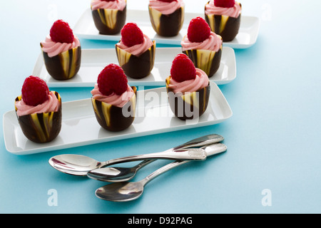 Kleine Schokolade Reaspherry Tulpe Tassen an Dessert-Bar. Stockfoto