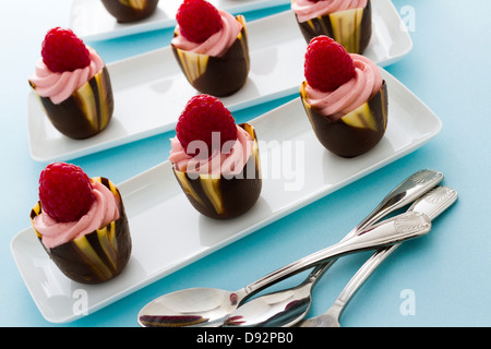 Kleine Schokolade Reaspherry Tulpe Tassen an Dessert-Bar. Stockfoto