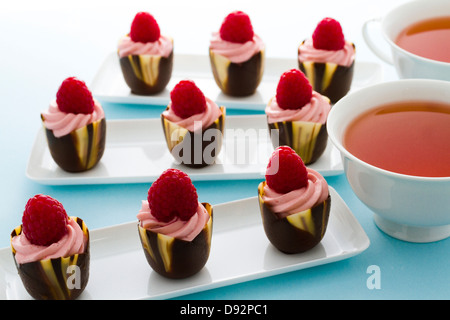 Kleine Schokolade Reaspherry Tulpe Tassen an Dessert-Bar. Stockfoto