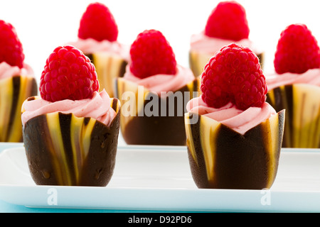 Kleine Schokolade Reaspherry Tulpe Tassen an Dessert-Bar. Stockfoto