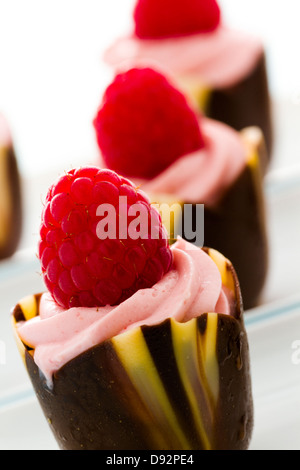 Kleine Schokolade Reaspherry Tulpe Tassen an Dessert-Bar. Stockfoto