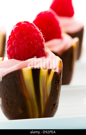 Kleine Schokolade Reaspherry Tulpe Tassen an Dessert-Bar. Stockfoto