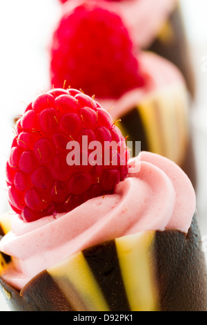 Kleine Schokolade Reaspherry Tulpe Tassen an Dessert-Bar. Stockfoto