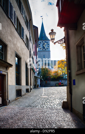 Street View in der Zürcher Altstadt mit der St. Peter Kirche, Schweiz Stockfoto