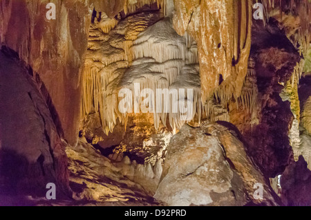 Dies ist ein Bild des Luray Caverns in Virginia mit oben genannten Stalaktiten. Stockfoto