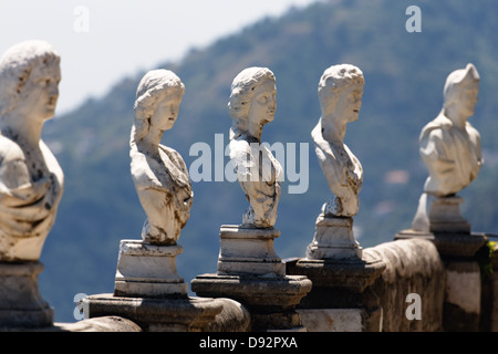 Reihe von Büsten Skulpturen auf einem Felsvorsprung, Terrasse des Infinity, Villa Cimbrone, Ravello, Kampanien, Italien Stockfoto