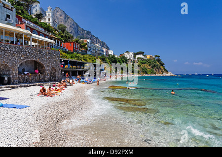 Menschen, die zum Sonnenbaden am Strand, Capri, Kampanien, Italien Stockfoto