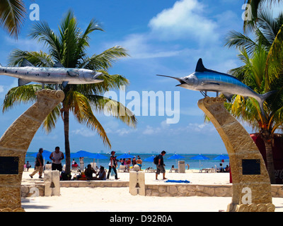 Eingangstor mit Fisch Skulpturen, Playa Norte, Isla Mujeres, Yucatan, Mexiko Stockfoto