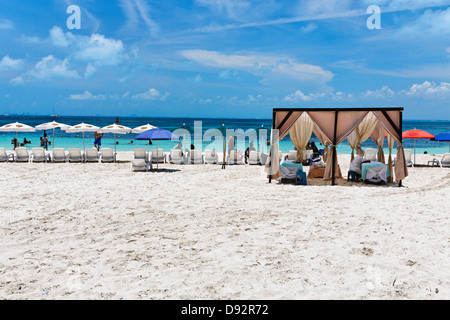 Massage-Kabinen liegen und Sonnenschirme am Playa Norte, Isla Mujeres, Mexiko Stockfoto