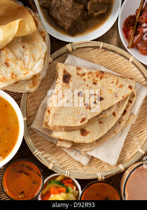 Indisches Brot, Fladenbrot Chapati, Roti Canai, dal, Curry, Tarik oder gezogenen Tee, Acar. Berühmte indische Küche. Stockfoto