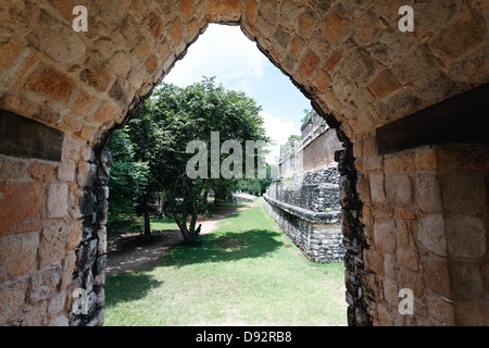 Blick durch das Eingangstor eines Mayan Palace-Komplex, Ek Balam Yucatan, Mexiko Stockfoto