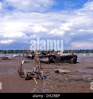 Kähne und Boote am schlammigen Ufer des Flusses Orwell an Pin Mill, Suffolk, England, Vereinigtes Königreich, West-Europa. Stockfoto