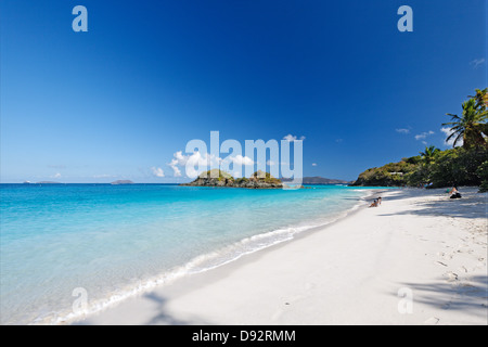 Türkisfarbene Wasser eines weißen Sand Strand, Trunk Bay, St. John, US Virgin Islands Stockfoto