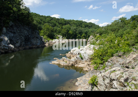 Ruhigen Wasser bei Great Falls Virginia mit dem Himmel reflektiert Stockfoto