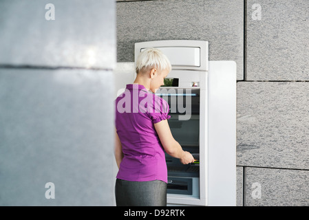 Business-Frau Bargeldbezug an Geldautomaten der bank Stockfoto