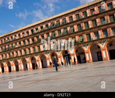 Wohnungen und Torbögen um elegante 17. Jahrhundert Plaza De La Corredera Cordoba Andalusien Andalusien Spanien Europa Stockfoto