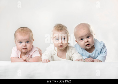 Drei Babys lustige Grimassen Stockfoto