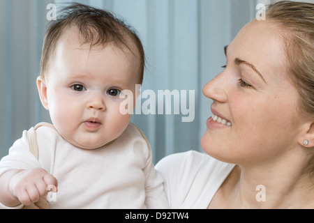 Tochter in den Armen ihrer Mutter Stockfoto