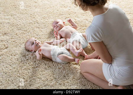 Mutter mit zwei Babys Stockfoto