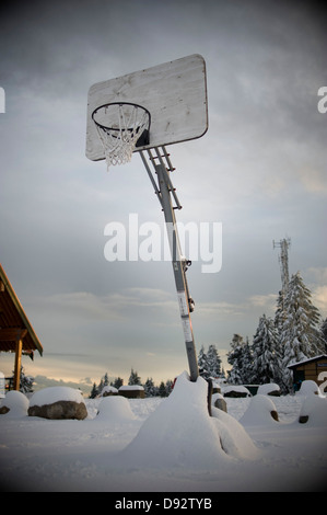 Ein Basketballkorb in einer verschneiten outdoor-Ambiente Stockfoto