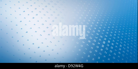 Mehrere Reihen von zufälligen Buchstaben auf eine blaue Fläche Stockfoto