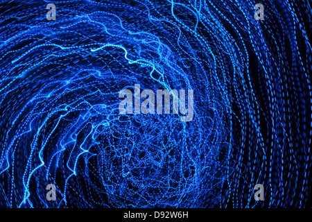 Abstrakte blaue Linien auf einem schwarzen Hintergrund Stockfoto