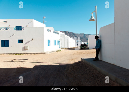 Man lehnte sich gegen die Wand in Caleta Del Sebo, Kanarische Inseln, Spanien Stockfoto