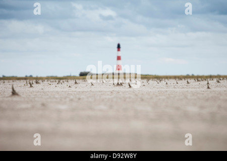 Gezackten Formen aus Sand am Strand mit Leuchtturm im Hintergrund, Schleswig Holstein, Deutschland Stockfoto