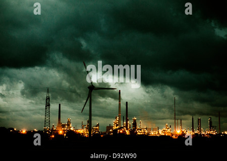 Nacht Schuss von Windkraftanlage und Kraftwerk in Schleswig Holstein, Deutschland Stockfoto