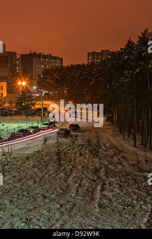 Langzeitbelichtung Schuss von Autos bewegen auf einer verschneiten Straße in der Nacht, Voronezh, Russland Stockfoto