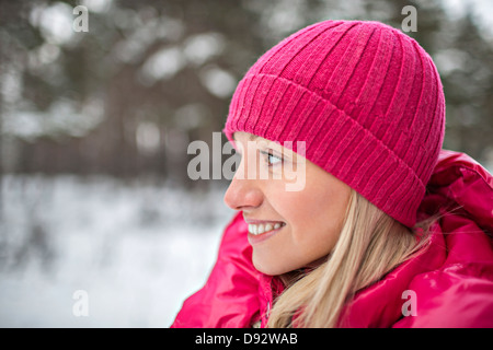 Eine Frau trägt leuchtend rosa Winter Kleidung im freien Stockfoto