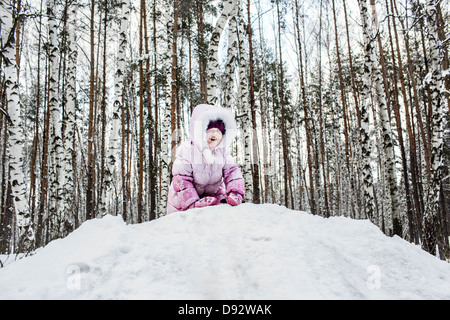 Ein junges Mädchen spielen im Schnee Stockfoto