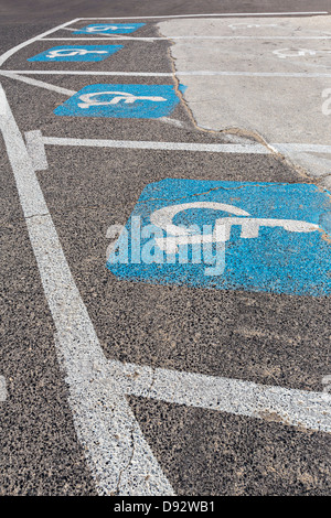Behinderten-Parkplätze auf Asphaltstraße Stockfoto