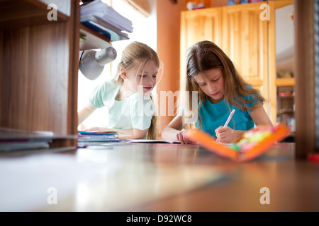 Zwei Schwestern, die Hausaufgaben Stockfoto