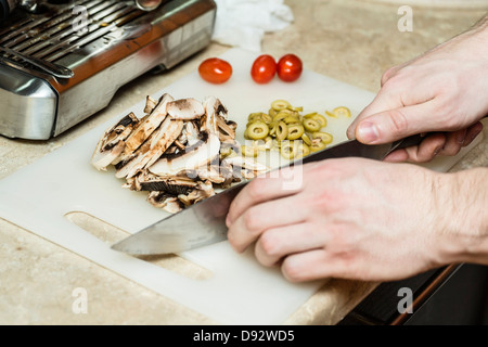 Mann, Gemüse Hacken Stockfoto