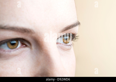 Nahaufnahme des Weibes braune Augen Stockfoto