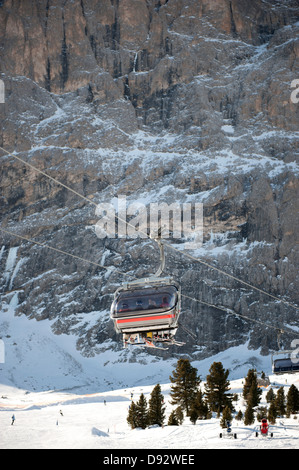 Vier Personen in einem Skilift Stockfoto