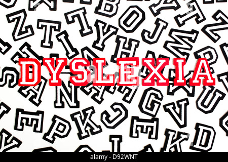 Rot umrandete Varsity Schrift Aufkleber Rechtschreibung Legasthenie auf schwarzen umrissen Buchstaben Stockfoto