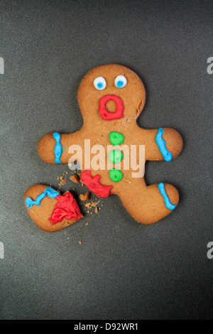 Ein Lebkuchenmann schockiert mit einem gebrochenen Bein Stockfoto