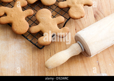 Lebkuchen Mann auf einem Gestell neben einem Nudelholz Kühlung Stockfoto