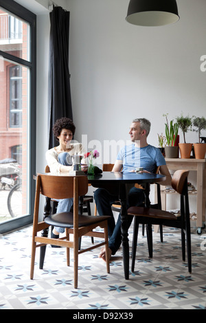 Ein fröhlich hip gemischten Altersgruppen paar zusammen in ihrem Speisesaal Frühstück Stockfoto