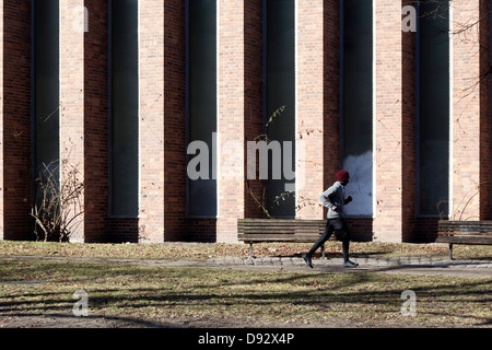 Ein Mann Joggen auf einem Bürgersteig in der Stadt im Frühling Stockfoto