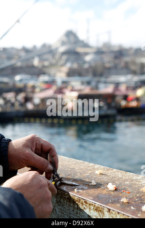 Detail eines Fischers auf der Galata-Brücke, Istanbul, Türkei Stockfoto