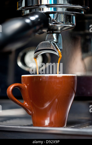Einen doppelten Schuss Espresso gegossen aus einer Espressomaschine Stockfoto