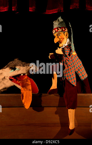 Schlag von der klassischen Puppenspiel Punch and Judy sitzt gerne neben seinen Hund Stockfoto