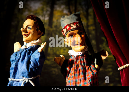 Punsch und ein Freund von der klassischen Puppet show Punch and Judy auf Bühne Stockfoto