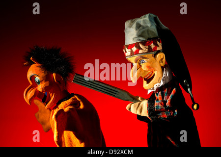 Schlag von der klassischen Puppenspiel Punch and Judy droht den Teufel mit einer Waffe Stockfoto