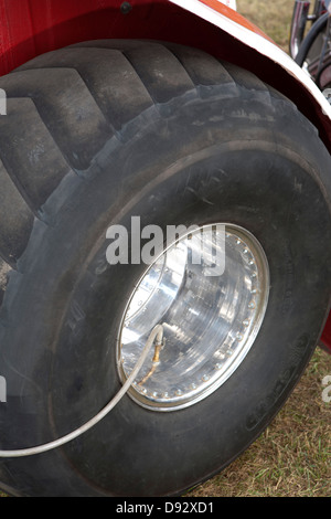 Close-up, Traktorreifen wird durch Luftpumpe aufgeblasen Stockfoto