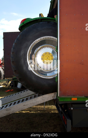 Ein Traktor, die von einem LKW entladen wird Stockfoto